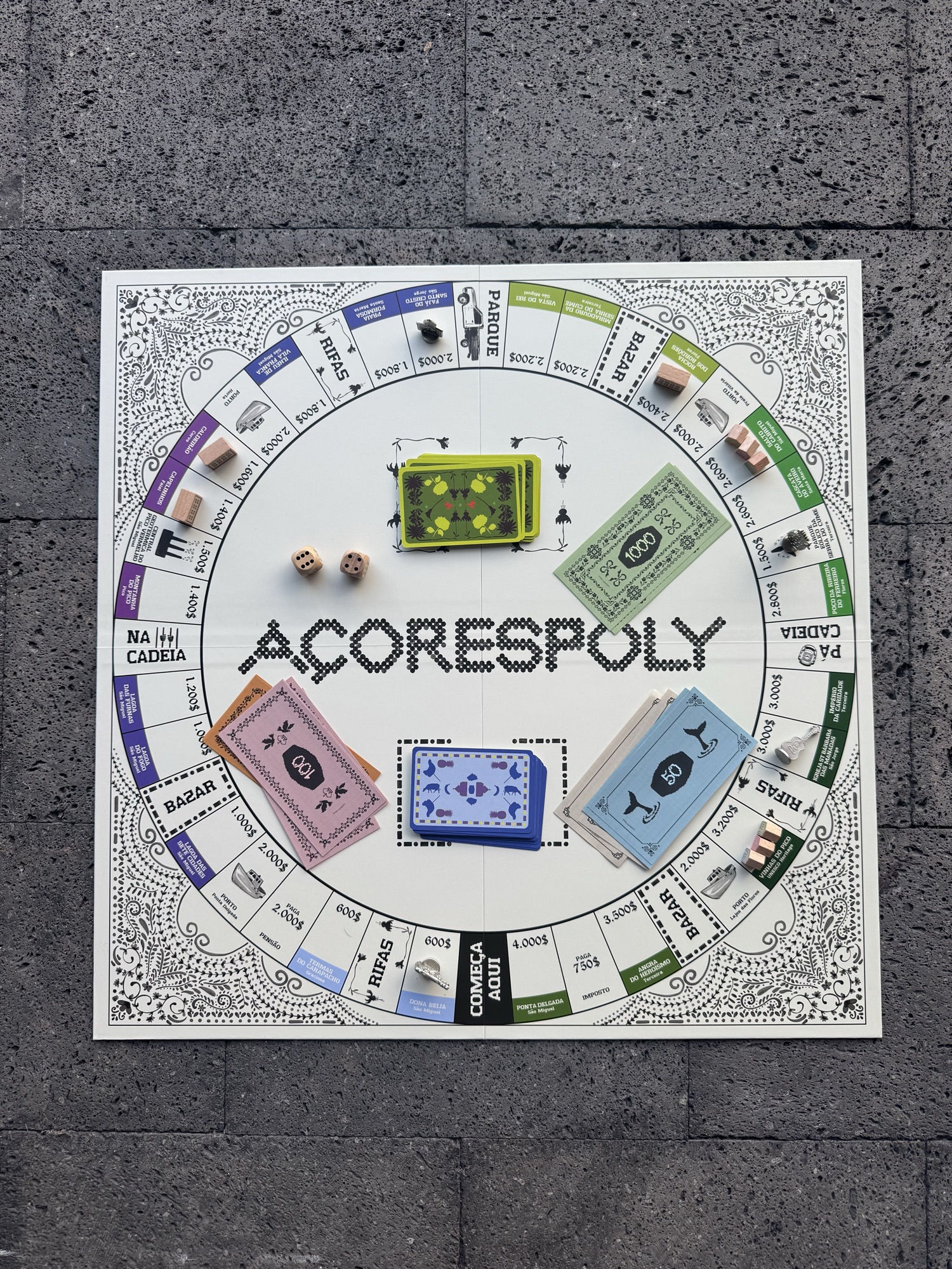 Tabuleiro completo visto de cima, com todos os componentes do jogo visíveis